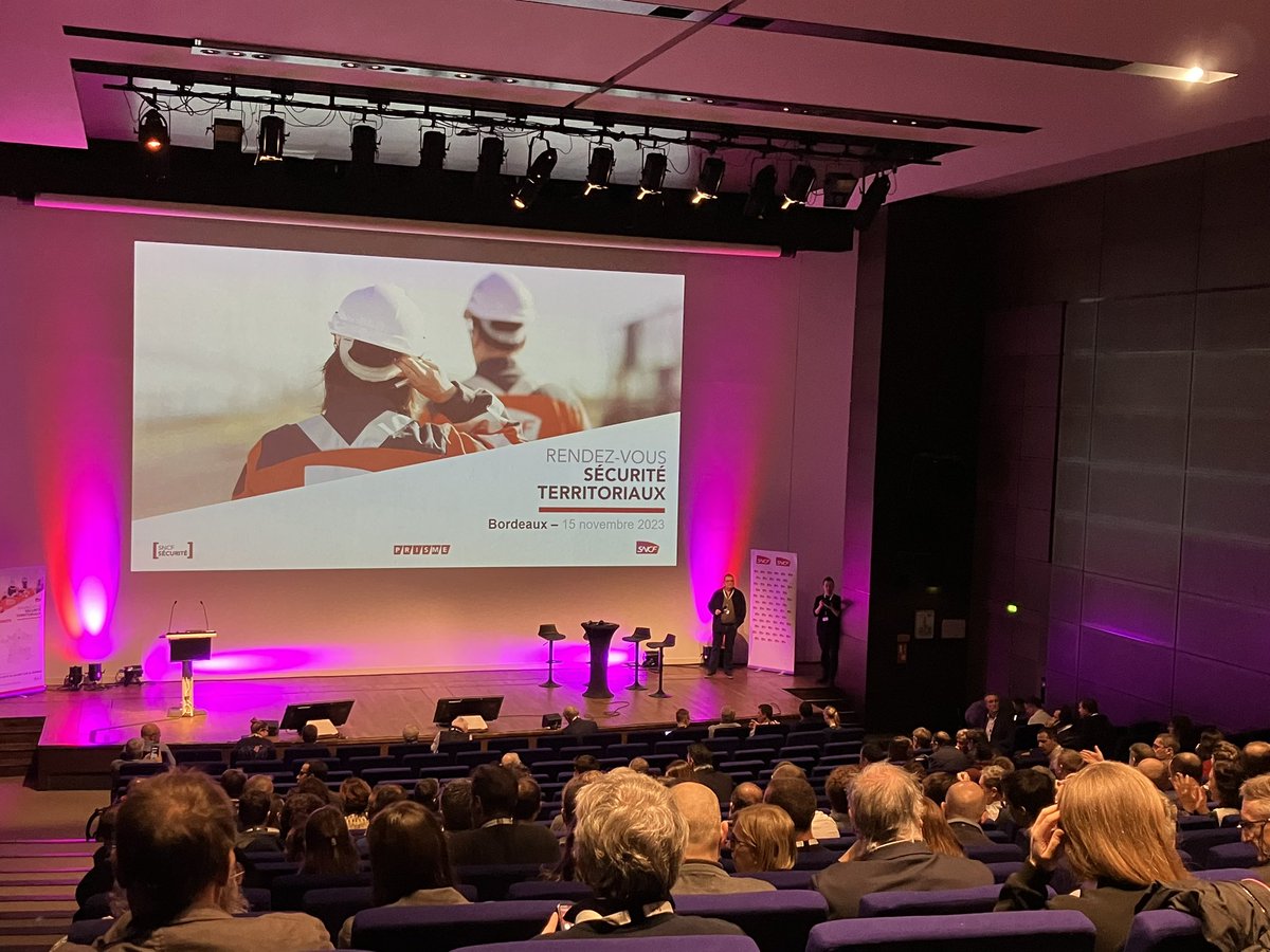 ➡️Les RDV sécurité territoriaux SNCF à Bordeaux. Ouverture du colloque interne par le directeur régional <a href="/hervelefevre7/">Hervé LEFEVRE</a> « La culture sécurité est la marque de fabrique du <a href="/GroupeSNCF/">Groupe SNCF</a> , un absolu que l’on doit à nos voyageurs, nos agents, nos prestataires et à l’environnement » 🚆