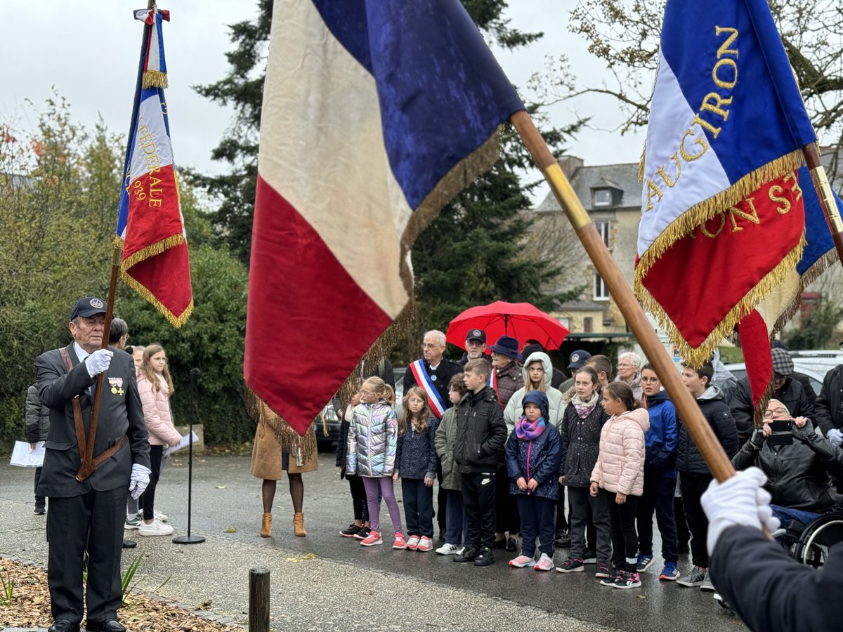 FrancoiseGatel's tweet photo. [Cérémonies du 11 novembre] 🇫🇷
A Plesder, Ossé et Saint Aubin du Pavail, pour la commémoration du #11novembre.
Merci aux enfants, à leurs familles et leurs enseignants : ils sont les sentinelles contre l'oubli.
#Plesder @chateaugiron https://t.co/gWFBgnp9si