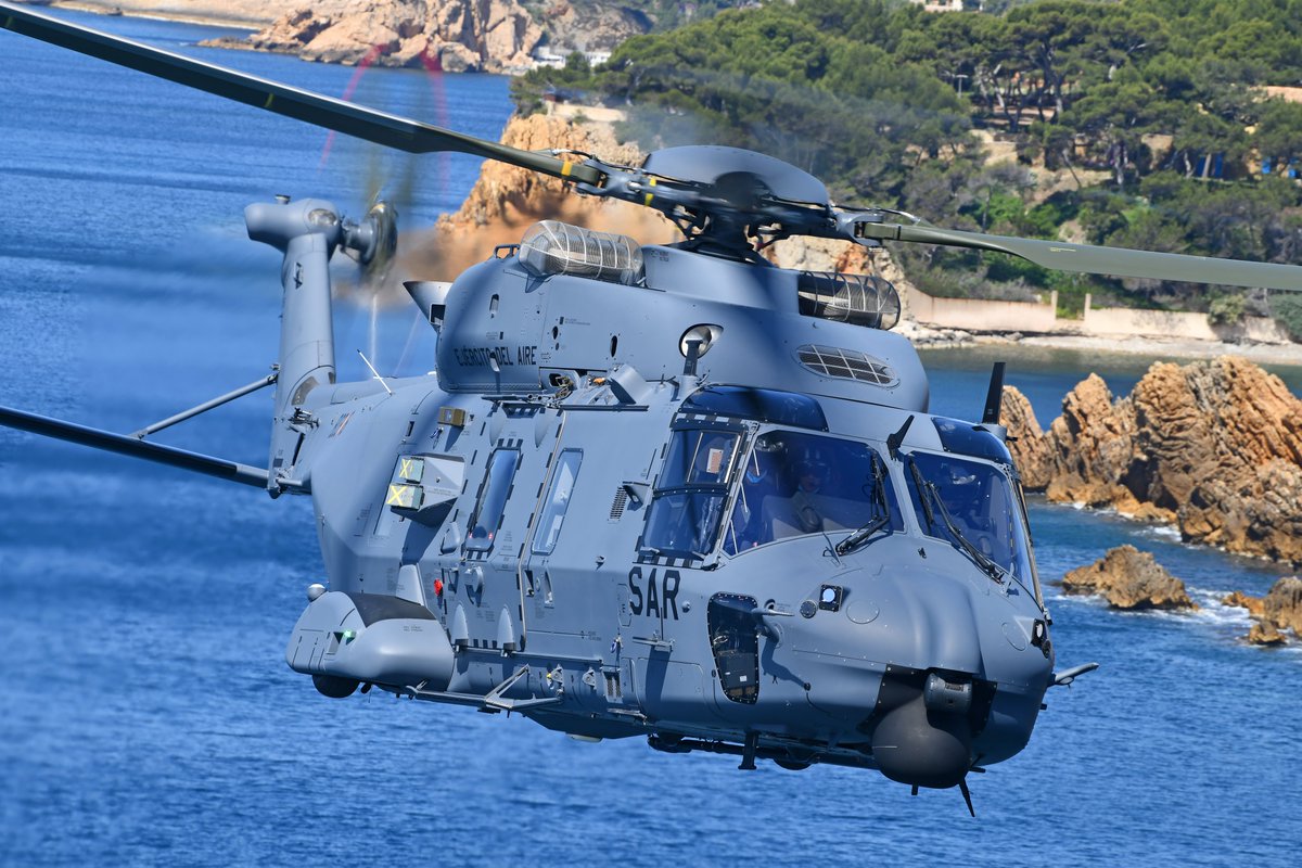 The Spanish Army & Air Force’s 21 #NH90 🚁 recently passed 10,000 flight hours. Spain is awaiting a 2nd batch, including 7 MSPT (Maritime Spanish Tactical Transport Helicopter) variants to equip the Spanish Navy. Read the success story of the 🇪🇸 NH90: fly.airbus.com/3SH98LT