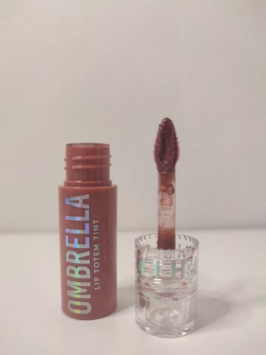 coffeexboba's tweet photo. Tipnya tuh reservoir applicator jadi tipnya bisa angkat produknya lebih banyak dan ujungnya tuh agak kecil jadi bisa reach ujung bibir lebih rapih👌🏻 https://t.co/Cinc5fCxYc