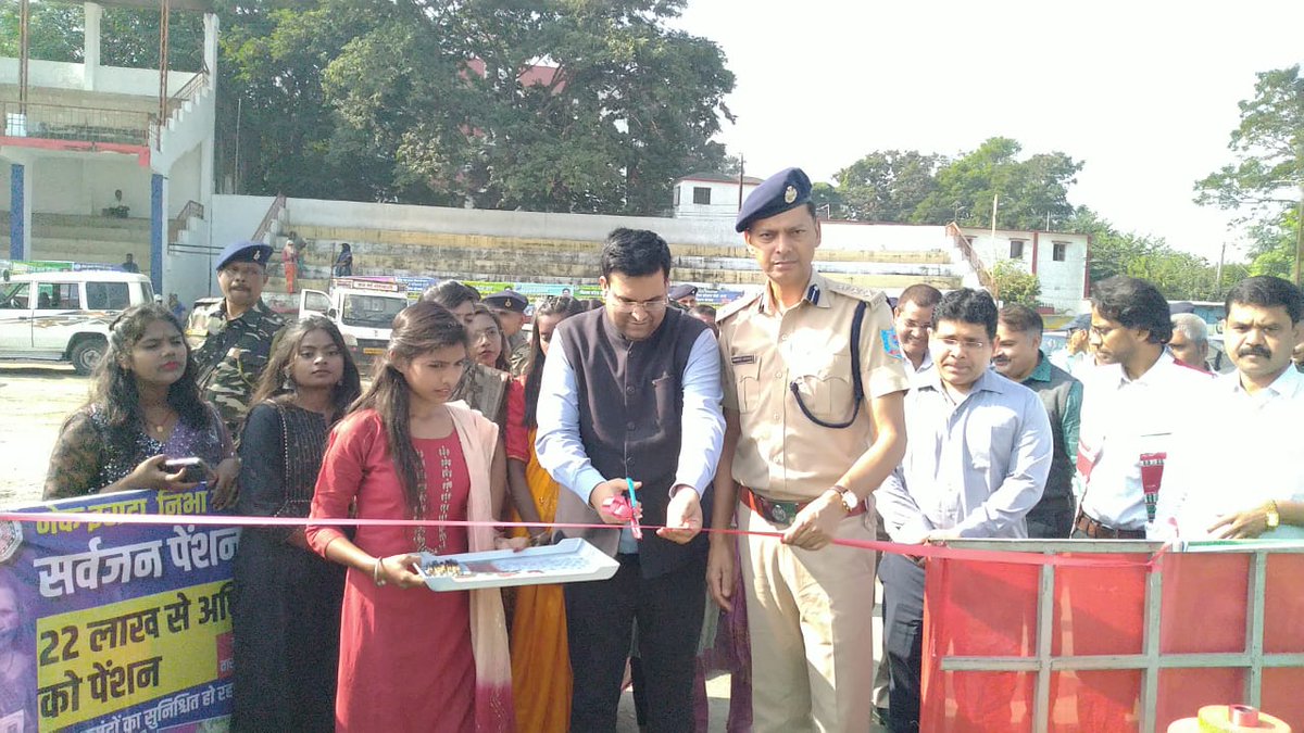 dc_dhanbad's tweet photo. भगवान बिरसा मुंडा की जयंती तथा झारखंड स्थापना दिवस के अवसर पर गोल्फ ग्राउंड में 14,000 वर्गफीट में कोलडस्ट से निर्मित मोजैक पोर्ट्रेट का उद्घाटन किया तथा जिलेवासियों से रणधीर वर्मा स्टेडियम पहुंचकर पोट्रेट को देखने तथा कलाकारों के उत्साह वर्धन की अपील की
@prdjharkhand #BirsaMunda https://t.co/co0RZvDUA1