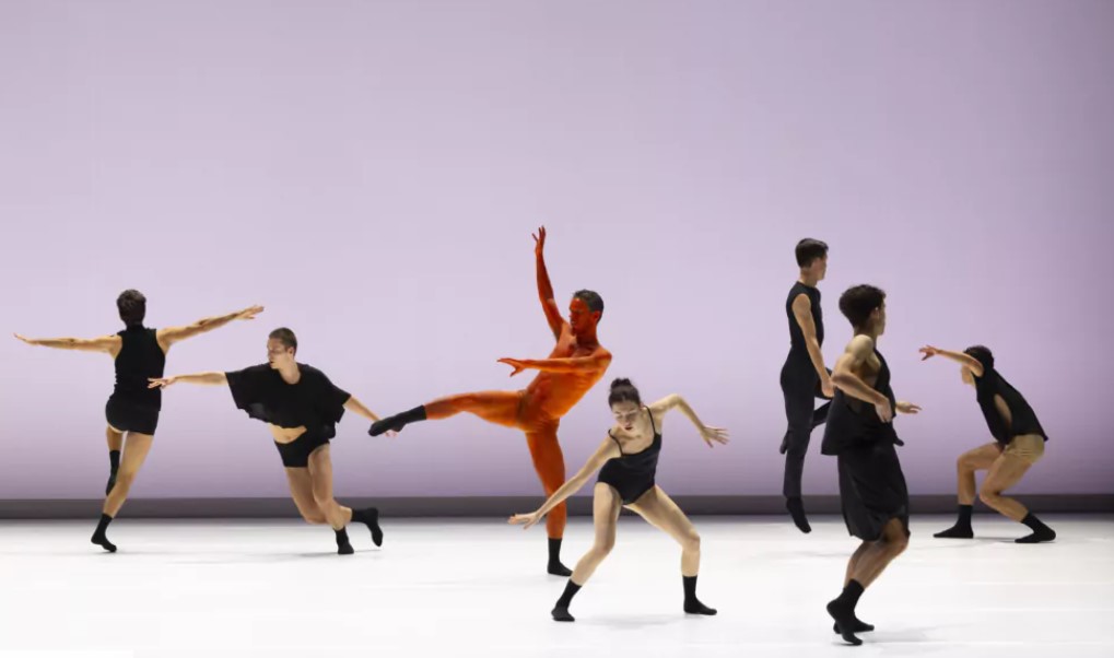 [critique] ]<a href="/BelindaMathieu/">Belinda Mathieu</a> Visions futuristes au Ballet de Lorraine bit.ly/3MIqwfy Le <a href="/CCN_BdL/">CCN - Ballet de Lorraine</a> ouvre sa saison avec Sierras, danses atmosphériques de Michele Stefano et Songlines de Marco Berrettini. A travers un mouvement dansé ciselé, se dessinent des paysages qui