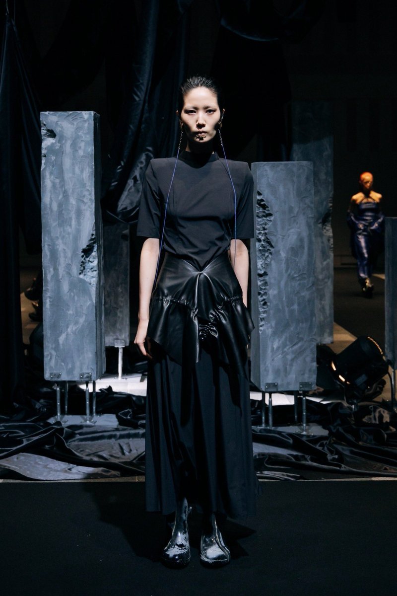 seenowtokyo's tweet photo. EJ SHEYANG 2024SS Trunkshow!

記憶は心の内にコンクリートの川のように流れ込み、感情を濡らす。記憶は固まり、過去に沈んでいく。皆、記憶で作られたコンクリートの塊を抱えている。現代を生きる私たちに流れる、記憶のコンクリートの川を表現したコレクション。

https://t.co/1IR7R6QJiq https://t.co/1htjt8QIo8