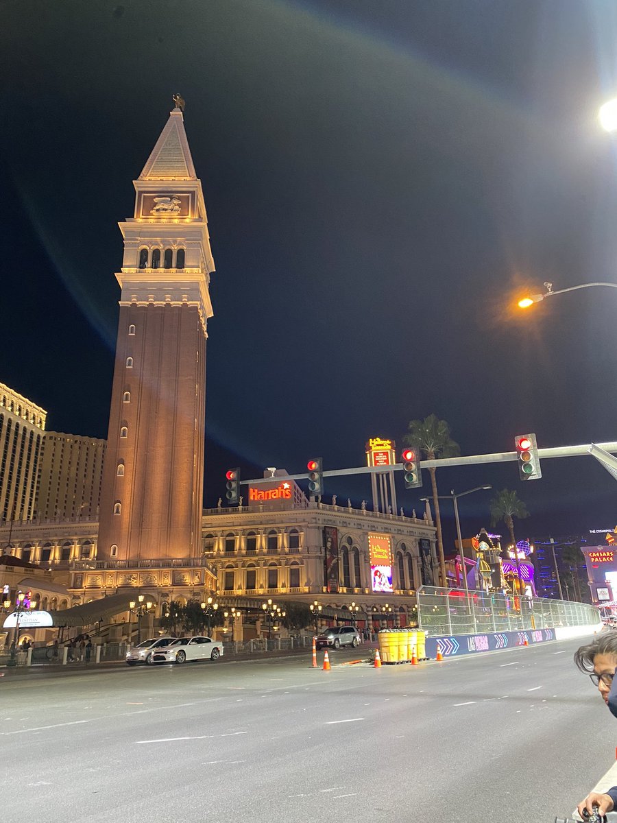 LaurentDupin_f1's tweet image. Las Vegas et son célèbre Strip transformé pour la F1