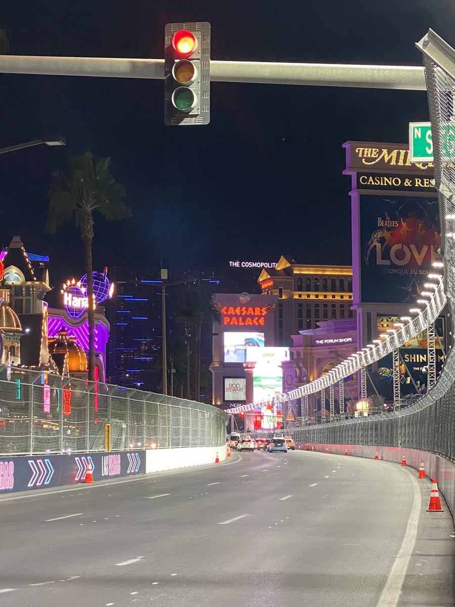LaurentDupin_f1's tweet image. Las Vegas et son célèbre Strip transformé pour la F1