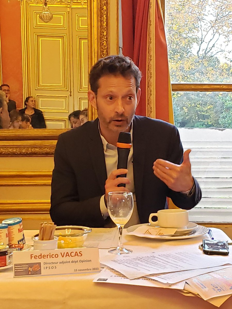 ➡️Les parents consommateurs (47 %)
▪️les modérément impliqués (16 %)
▪️les désimpliqués (11 %)
Pour <a href="/FedericoVacas/">Vacas Federico</a> ces 6 groupes sont assez proches et ne sont pas liés à des origines sociales. Les parents "consommateurs" peuvent basculer du côté "acteurs" très facilement #PDDApel