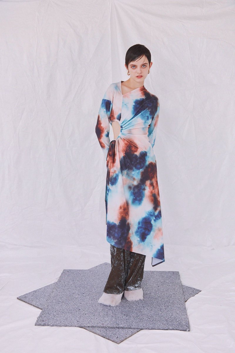 seenowtokyo's tweet photo. ANT-AID 2023AW Trunkshow!

リバーシブル素材を使用することで陰と陽、光と影を表現。ベロアのランダムな光沢で服の優しい表情を生かしたアイテムを展開。女性らしさを引き出してくれるホール開きディテールや、軽やかなチュール素材のコントラストにも注目。

https://t.co/bUMQsYqnTl https://t.co/JS4yGMh2Bp