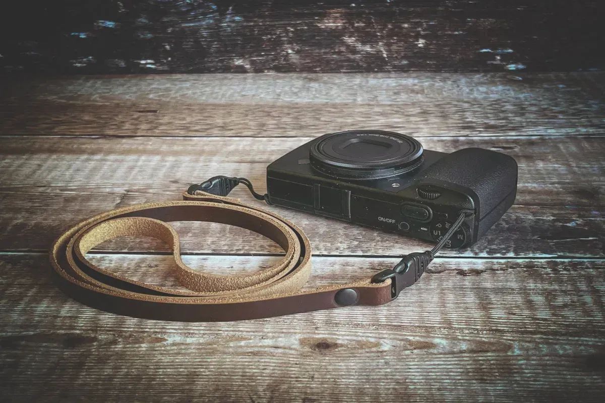 Want to wear your #riccohgr3 around your neck or cross body? Then check out our QR Slim Neck Strap is ideal neck strap for an easy carry. #ricohgr #ricohgr3 #grsnaps #handmade #leathercamerastrap buff.ly/3k95CbG buff.ly/47sRIro