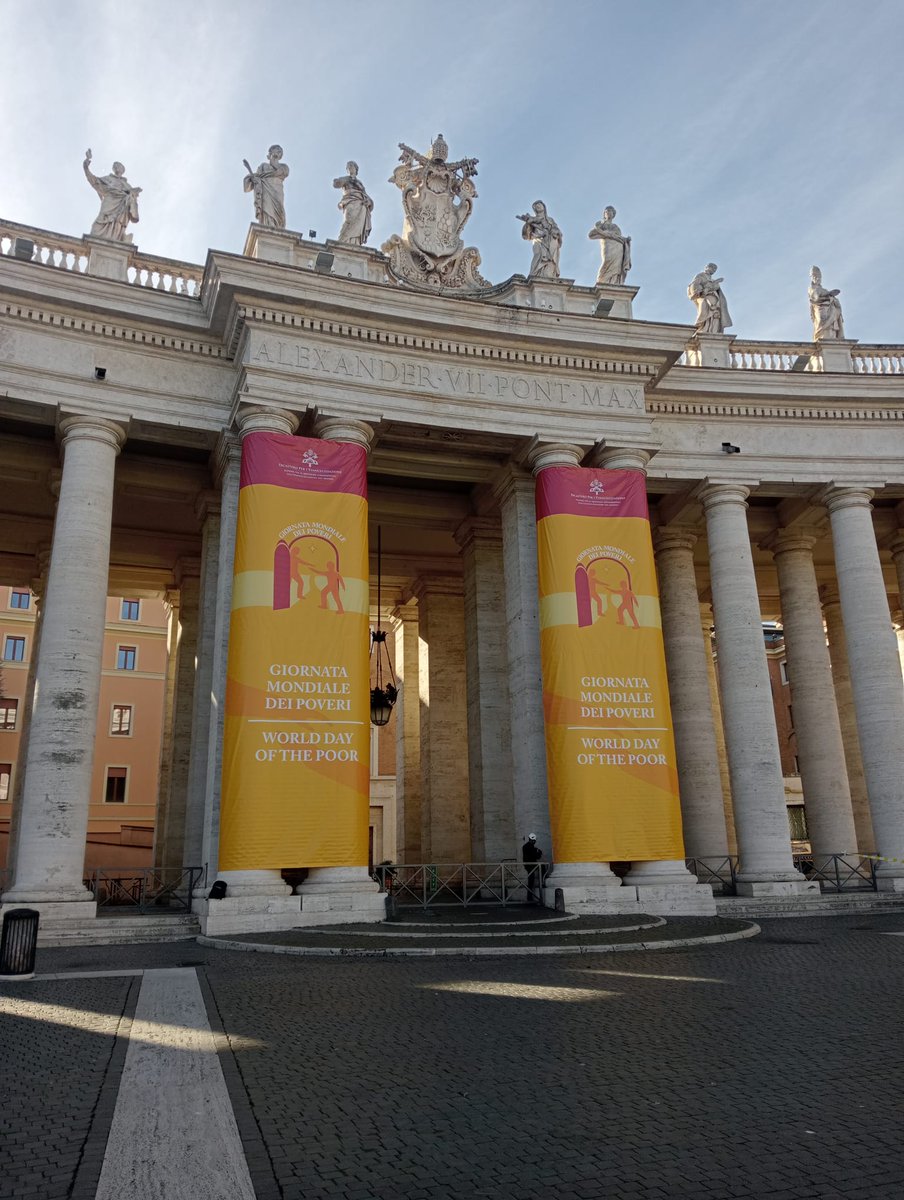 Evange_es's tweet photo. 📷La Plaza de San Pedro se está preparando con ocasión de la VII Jornada Mundial de los Pobres, que se celebrará el próximo domingo 19 de noviembre. El Papa Francisco presidirá la Celebración Eucarística en la Basílica de San Pedro a las 10.   
📷Entradas: https://t.co/HOfBUROh36 https://t.co/ifJAn4TYX8