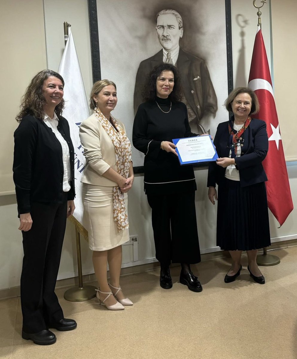 FEDEK Akreditasyon değerlendirmeleri tamamlanan lisans programlarımızın akreditasyon belgeleri Rektörümüz Prof. Dr. Canan Aykut Bingöl, Rektör Yardımcımız Prof. Dr. Yeşim Ekinci ve Dekanımız Prof. Dr. Berrin Yanıkkaya tarafından takdim edildi.