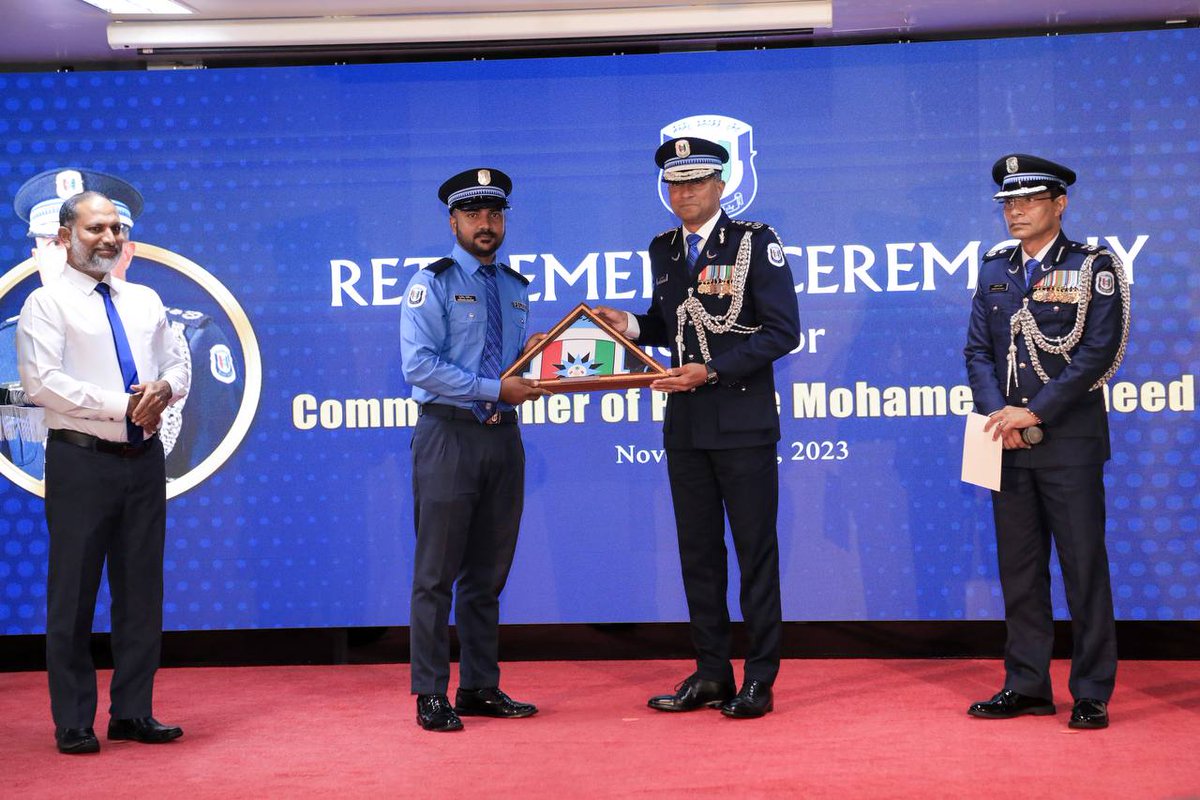 PoliceMv's tweet photo. ކޮމިޝަނަރ އޮފް ޕޮލިސް މުޙައްމަދު ޙަމީދު ފުލުހުންގެ ޚިދުމަތުން ޝަރަފުވެރިކަމާއެކު ރިޓަޔަރ ކުރައްވައިފި
https://t.co/xKv0P8ZaSF https://t.co/JSLXVUzqE6