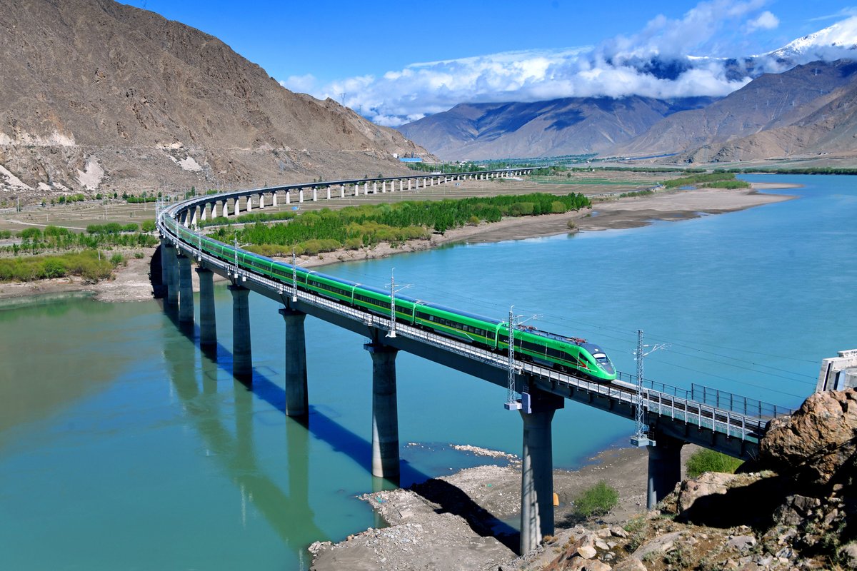 CRRCZELC_Europe's tweet photo. Enjoy the the beauty of Tibet aboard the CRRC Fuxing Power Centralized EMU! 🏞️
#Tibet #Fuxing #Train #railway #CRRC #ZELC https://t.co/2XZtDibzyP