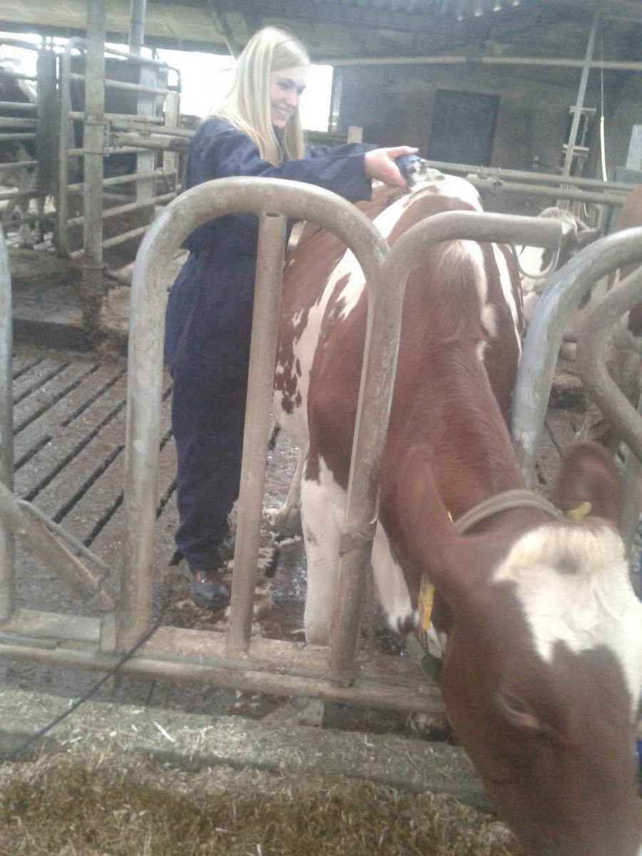 siswet's tweet photo. Een echte boerin uit de Achterhoek 😁 (a real farmer girl from the Netherlands 👩‍🌾) https://t.co/hIfUyD754U