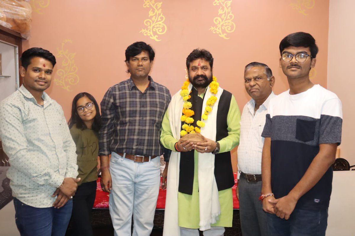 dayalugurubjp's tweet image. …कायस्थ समाज के इष्टदेव व विश्व के निर्विवाद न्यायाधीश भगवान चित्रगुप्त जी की जयंती पर आज दतिया विधानसभा में ज़िला सायोंजक श्री राम जी खरे जी के आवास पर आत्मीय भेंट कर आगामी विधानसभा चुनाव को लेकर चर्चा की। #datia #MadhyaPradesh