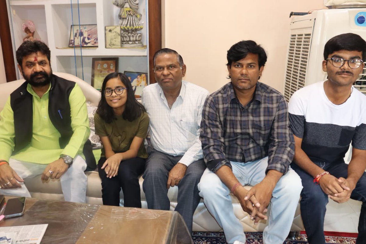 dayalugurubjp's tweet image. …कायस्थ समाज के इष्टदेव व विश्व के निर्विवाद न्यायाधीश भगवान चित्रगुप्त जी की जयंती पर आज दतिया विधानसभा में ज़िला सायोंजक श्री राम जी खरे जी के आवास पर आत्मीय भेंट कर आगामी विधानसभा चुनाव को लेकर चर्चा की। #datia #MadhyaPradesh