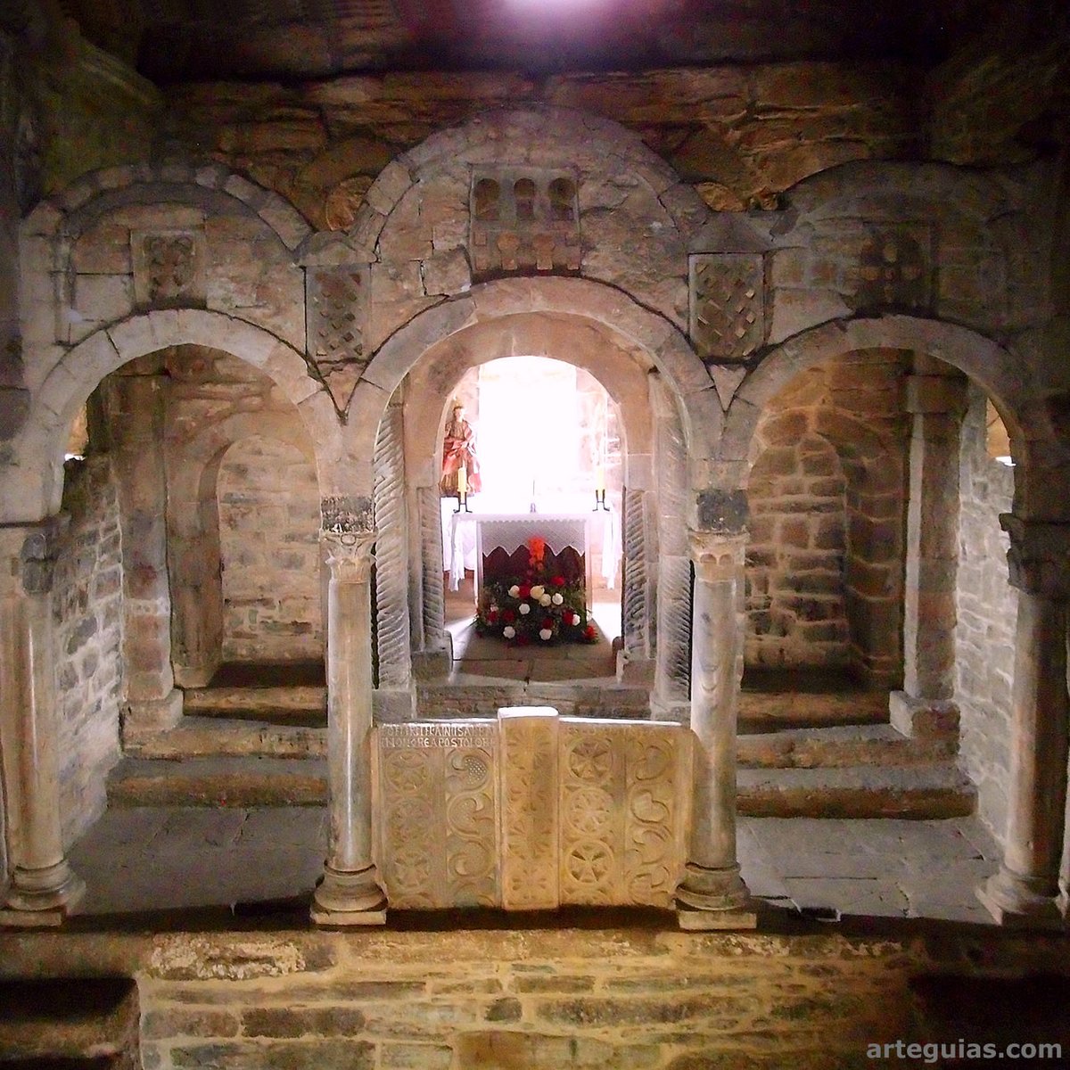 Santa Cristina de Lena es una de las joyas prerrománicas de Europa. Su iconostasio servía para ocultar a los ojos de los fieles el momento de la consagración, como exigía la Liturgia Hispana
arteguias.com/iglesia/santac…
#Asturias #románico #prerrománico #arte