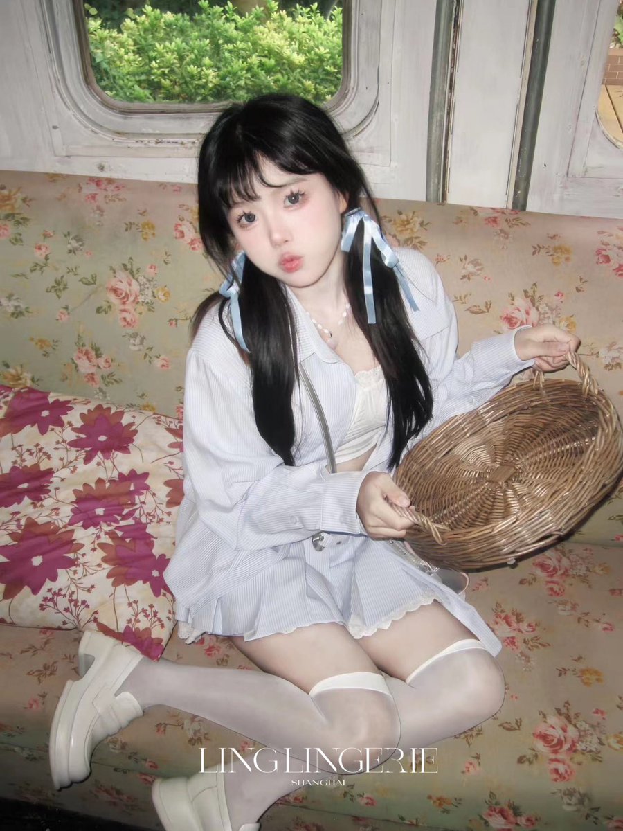 于午后轻盈跃动，明媚漫溢
✨半透娇态，牵动无尽遐思
勾勒少女的灵动身姿，遮掩悸动心事
莹亮柔滑，如初熟果实
散发甜涩交织的青春气息
青涩又纯欲，刹那怦然💗

「绯」 凝脂™15D高筒袜 
选购直达📮https://t.co/zWbrGYleTP https://t.co/8aFtwBMyAm