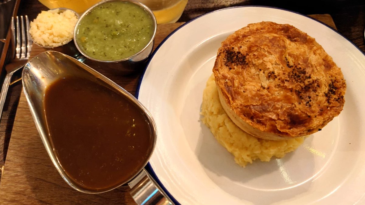 bigphil321's tweet photo. We had our scran in Pieminster @pieminister on Deansgate yesterday afternoon before we went in the @MartinSLewis #MartinLewis Money Show #MLMP
It was incredible, the pies, the minty peas, mash & the pork scratchings with apple sauce were amazing 👊👊👏👏🥧🥧 https://t.co/ZlGfcXOFud