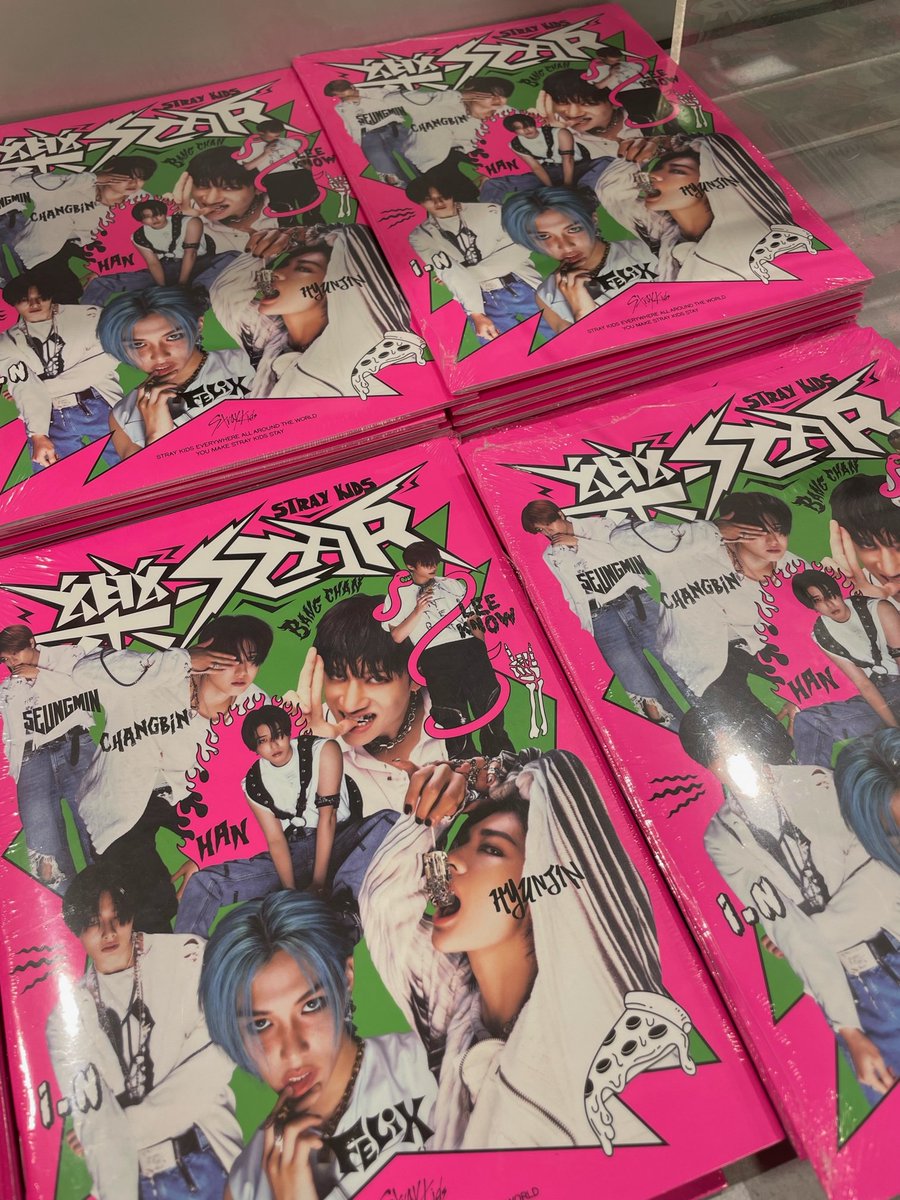 TOWER_Shinjuku's tweet photo. 【#StrayKids】

\\STAYよろぶーん❣//

ただ今HEADLINER ver.が再入荷しました！！
やった～～～🤩タワレコ特典付き🎀

昨日に引き続き新宿店がイルステで溢れていてめちゃくちゃ幸せな気持ちで働いております🤟🏻🤟🏻

みんな本当に来てくれてありがとう😢💕

一緒にカムバ盛り上げていこ～～🐰🍮 https://t.co/NQ1qIAa3is