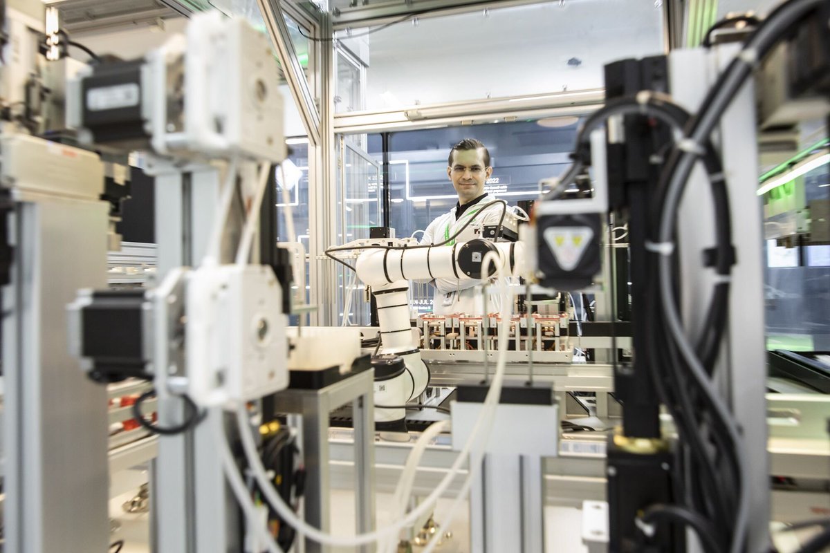 DeepPharmaUK's tweet image. Deep Pharma Intelligence's AI research featured in @Bloomberg highlights @InSilicoMeds's groundbreaking AI-discovered drug for idiopathic pulmonary fibrosis, significantly cutting development time and costs.
Read the full article in Bloomberg here: eu1.hubs.ly/H06cSHx0