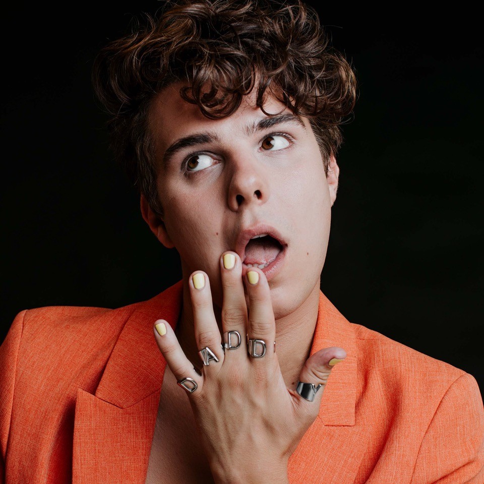 In de debuutvoorstelling van Gavin Reijnders bezingt hij met zijn ukulele de absurditeit van zijn keuzes en neemt je mee in een wereld vol onzekerheid en hilariteit. Een avond vol verrassingen en lachsalvo's! 🤪 

📅  17 februari 2024 in Kunstlinie