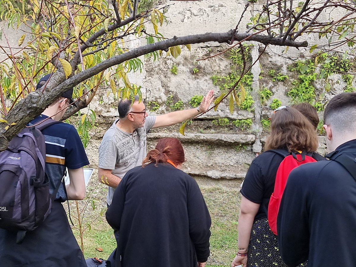 Well into the flow of @chestergeog's hazard management yep to Naples now. Here we are looking at the stratigraphy of the AD79 eruption at Villa Oplonti #naturalhazards #geography #fieldwork