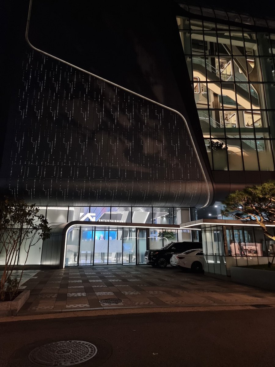 On a pris un airbnb au pif, on se retrouve devant le batiment de la YG Entertainement.. l'entreprise qui gère Blackpink...