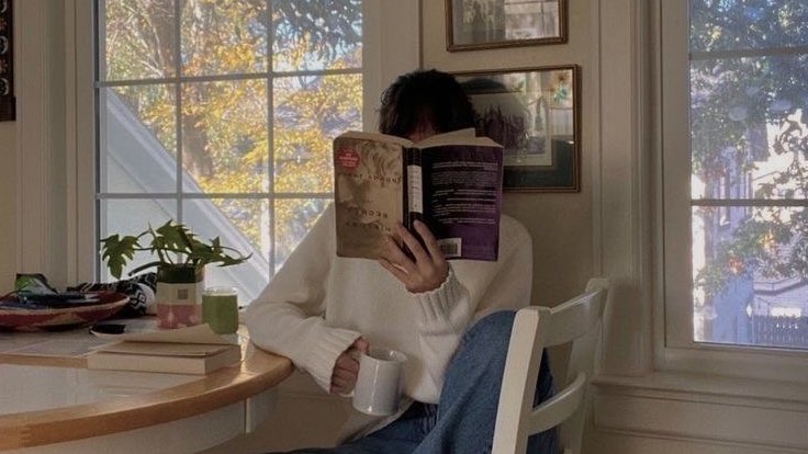 malusokay's tweet photo. Relaxing and reading 🤍 https://t.co/xo6zo80221