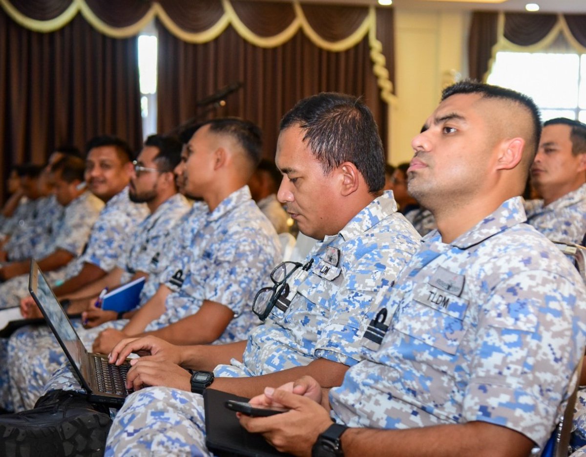 MPA_Timur's tweet photo. Mengorak langkah.
Eksesais yang sinonim di Armada Timur iaitu #OSTEX Siri 2/23 kini bermula dgn program fasa pelabuhan. Taklimat Utama Eksesais mengumpulkan para peserta drpd segenap lapisan utk sama gembleng tenaga bagi capai objektif eksesais kali ini.
#Kesiagaan
#NavyNews https://t.co/QAiztcfqJC