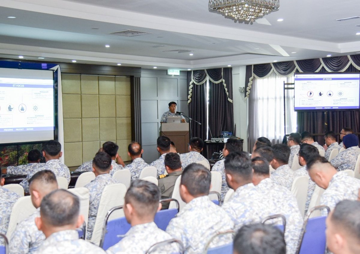 MPA_Timur's tweet photo. Mengorak langkah.
Eksesais yang sinonim di Armada Timur iaitu #OSTEX Siri 2/23 kini bermula dgn program fasa pelabuhan. Taklimat Utama Eksesais mengumpulkan para peserta drpd segenap lapisan utk sama gembleng tenaga bagi capai objektif eksesais kali ini.
#Kesiagaan
#NavyNews https://t.co/QAiztcfqJC