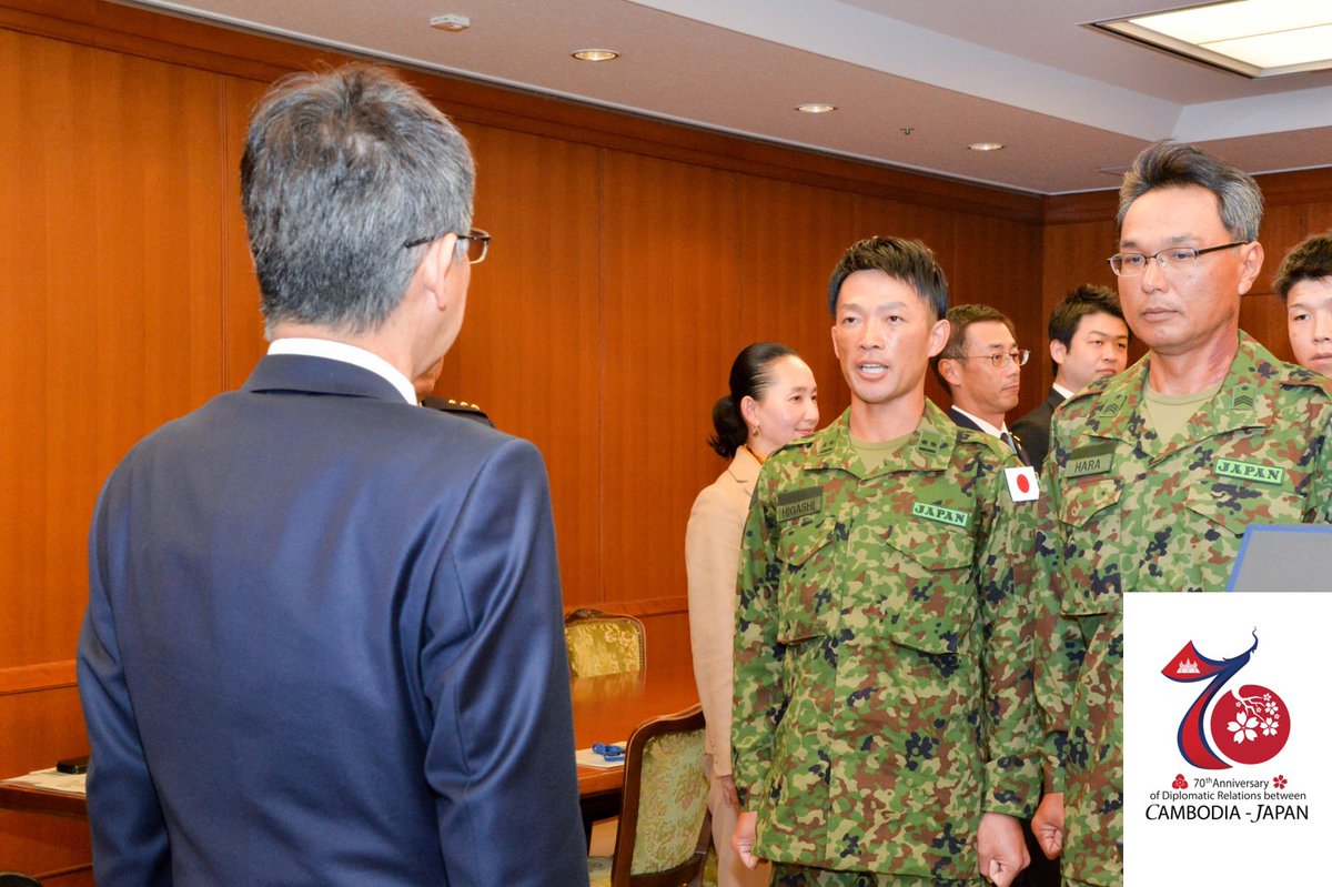 ModJapan_jp's tweet photo. 11月14日、松本防衛大臣政務官は、ＰＫＯ（施設）分野の能力構築支援のため、カンボジア王国に派遣される陸上自衛官を激励しました。防衛省・自衛隊は、外交関係樹立７０周年を迎えたカンボジア王国との防衛協力を推進していきます。🇯🇵🇰🇭

#防衛省・自衛隊 #カンボジア https://t.co/wya8FQmV0O