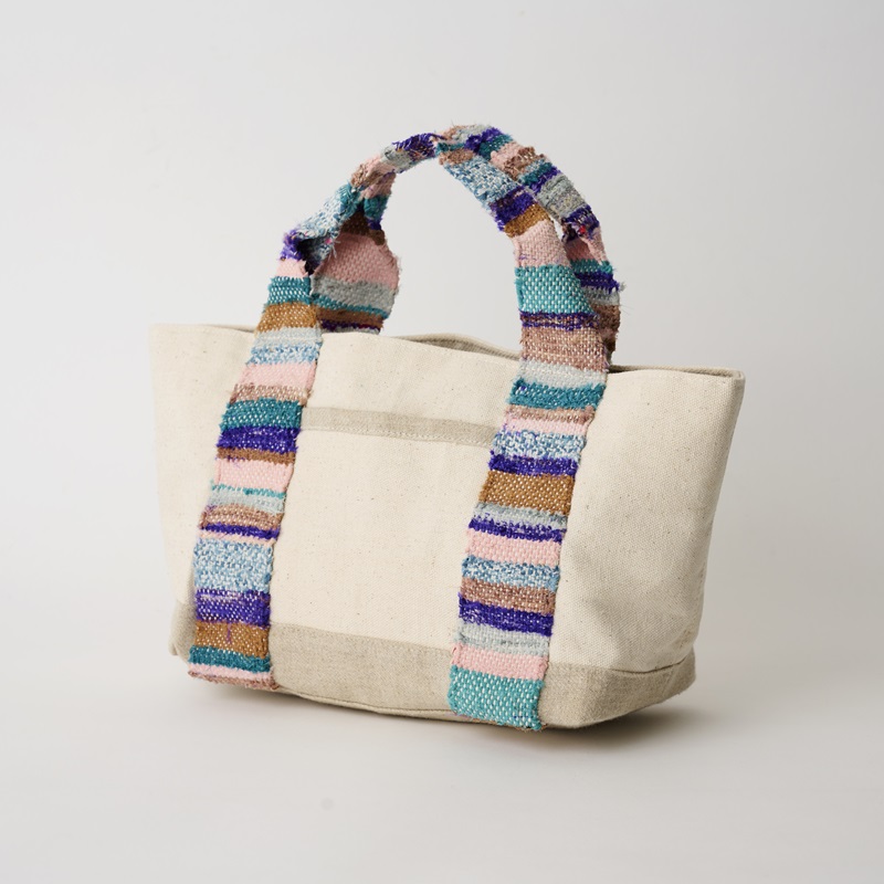 craftaid's tweet image. コラムを更新しました!!
今回は東京都国分寺にある福祉施設AnnBeeさんとのコラボレーションバッグの商品ストーリーです。

企画から販売まで2年....
やっと出来上がりました!!

障がいを持っていても国際協力に参加できることが彼らの自信につながっています。

▽コラム
craftaid.jp/?mode=f5