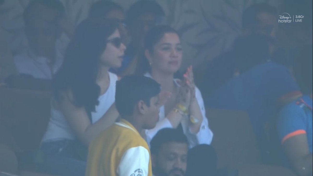 mufaddal_vohra's tweet photo. Sara Tendulkar in the stands. https://t.co/b0jy0DURjW