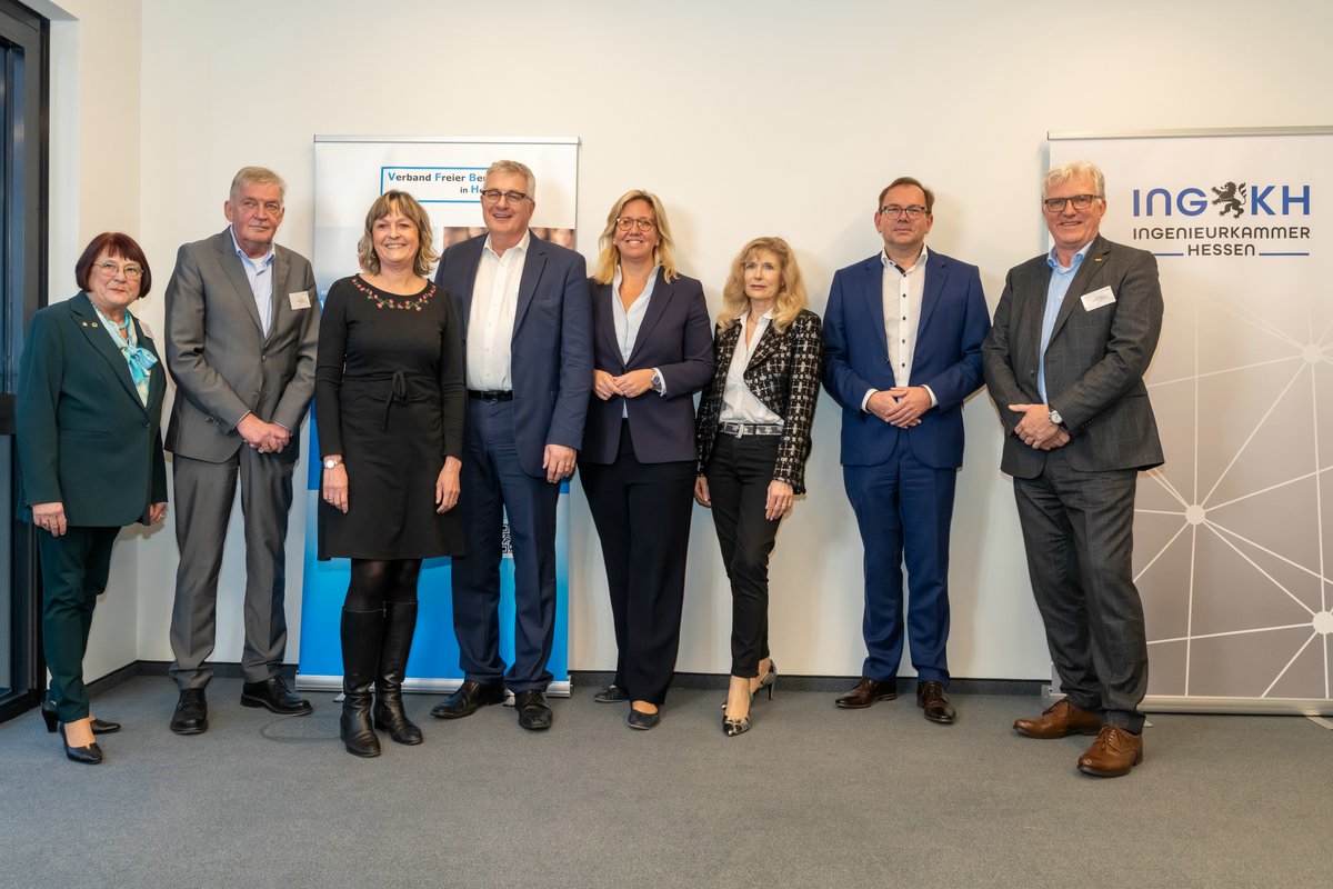 ingkhessen's tweet photo. Gestern fand das Präsidententreffen des Verbandes Freier Berufe in #Hessen (VFBH) in der Geschäftsstelle der #Ingenieurkammer #Hessen in #Wiesbaden statt. Anwesend waren dabei unter anderem auch die Landtagsabgeordneten @ElkeBarth_MdL, @ines_claus und @MathiasWagner.

#ingkh https://t.co/ExT1JXh1iK
