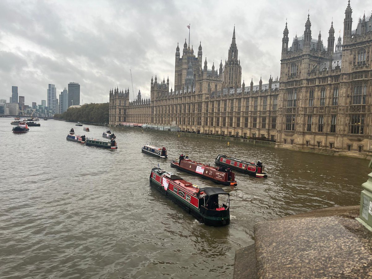 Love this photo - gives me goosebumps! 
#FundBritainsWaterways #Westminster #Parliament #boats #boating #flotilla #TidalThames 
#narrowboats #iconic
3/7