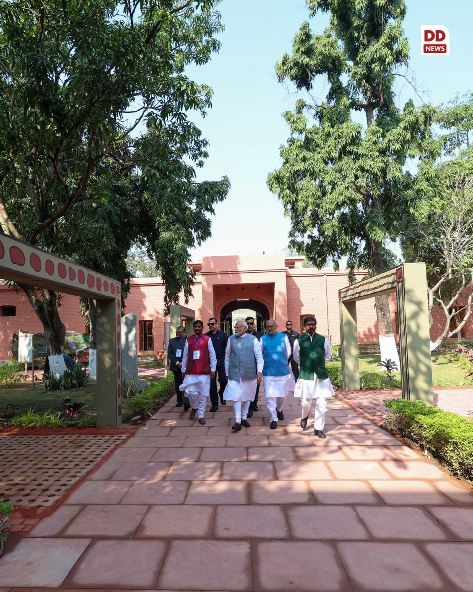 Honoring heritage: PM Modi pays heartfelt tribute at Bhagwan Birsa Munda Museum in Ranchi. 🌺 A moment of reverence and cultural appreciation. 🇮🇳 

#PMModi #CulturalHeritage #BirsaMunda