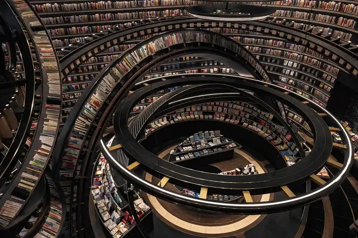 creapills's tweet photo. En Chine, une librairie au design circulaire vient d’ouvrir ses portes. Une architecture singulière signée par l’architecte Li Xiang qui joue à merveille avec la perception des visiteurs. Sublime

Plus d’infos : https://t.co/yA6ZGjREfJ https://t.co/szmu8lj0Cx