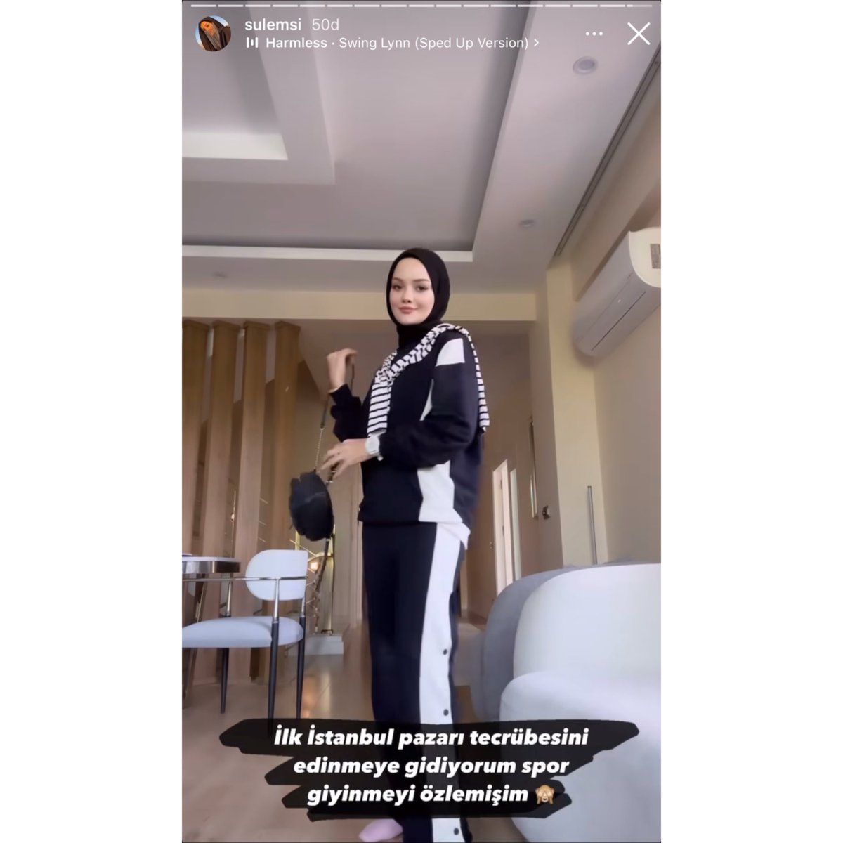 alpklnctr's tweet photo. Sabah akşam lüks AVM’lerde. 100/200 bin TL’ye çanta sırası bekleyen görgüsüzler şimdi de yer sofralarına ve pazarlara akın etti. En komiği hala birbirlerini kopyalayıp son olan bütün şanslarını deniyorlar. https://t.co/S3d8ZFejki