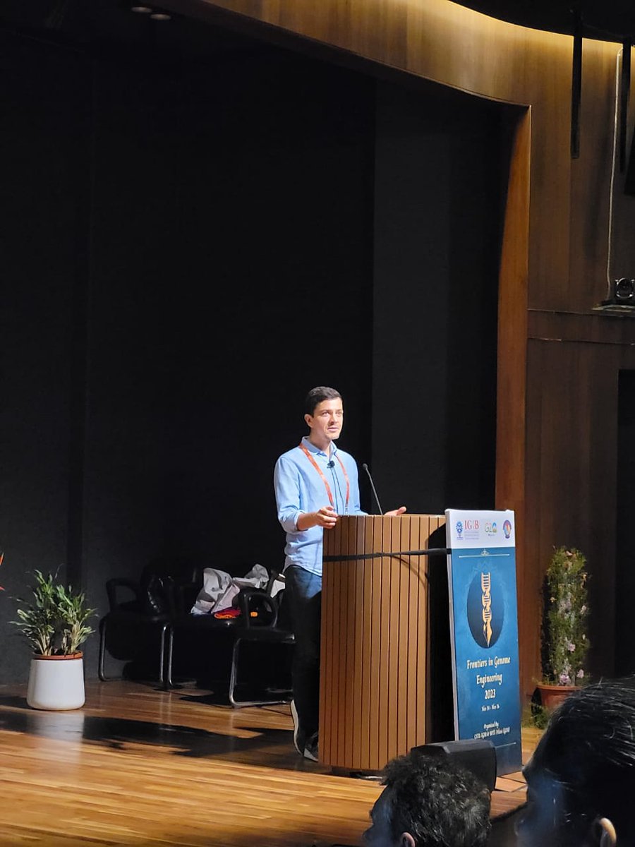 FGE2023's tweet photo. Dr. @randall_platt gave a talk on "Transcriptional linkage analysis with AAV-Perturb-seq"- involving delivery of AAV libraries in mouse brain for in vivo single cell CRISPR screening. 
@FGE2023 @IGIBSocial @bitsgoa #FGE2023Goa #FGE23Goa https://t.co/IKFWHKbJUh