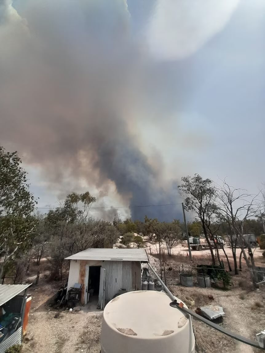 boppinmule's tweet image. Emergency warning as RFS works to contain Hudson bushfire in north west New South Wales 🇦🇺 #bushfires #hudsonbushfire #firewarning #australiawildfires abc.net.au/news/2023-11-1…