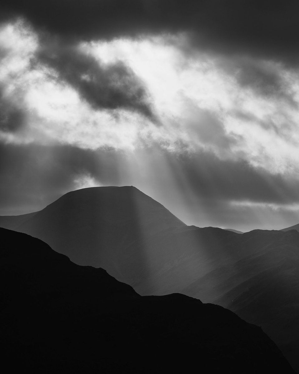 Storm Debi shining her light on the English Lake District. #StormDebi #LakeDistrict #mountains <a href="/CumbriaWeather/">ᴄᴜᴍʙʀɪᴀ ᴡᴇᴀᴛʜᴇʀ</a>