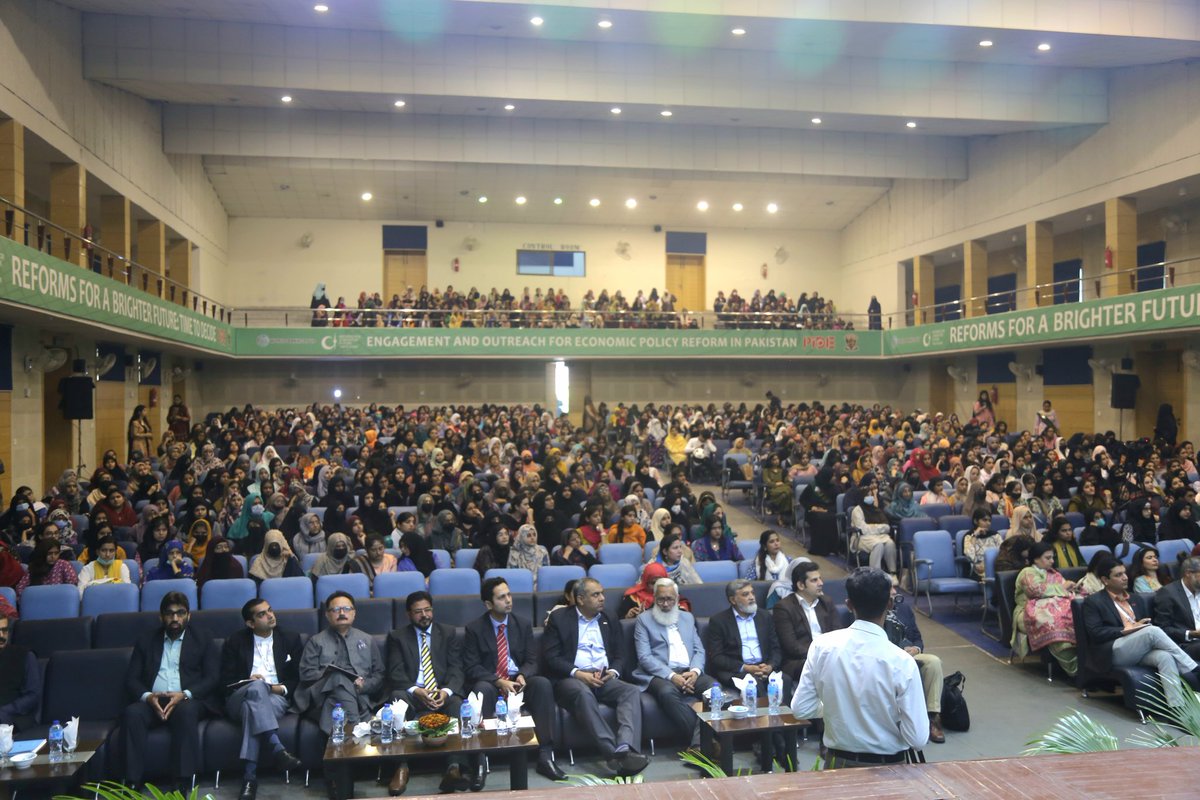FaheemJehangir's tweet image. What a wonderful day at the @lahorecollege #Lahore
@WBPakistanCD & @PIDEpk at the policy engagement & outreach event of #ReformsForABrighterFuture
Amazed to see the level of intellect of our youth (females) about economic challenges & reforms!
@WorldBankSAsia @HaqueTobias