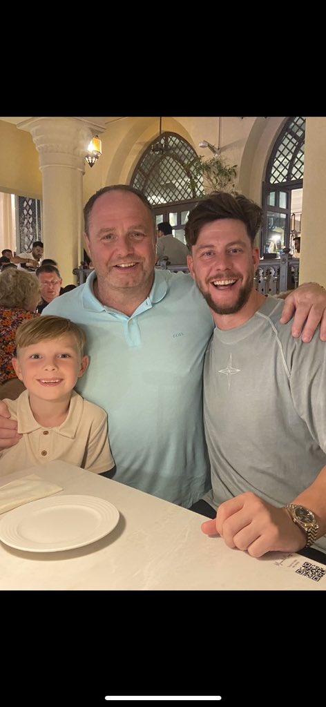 What a place Dubai!! Dancing fountain. And meet up with Dunners! Come on you. #weshagon!