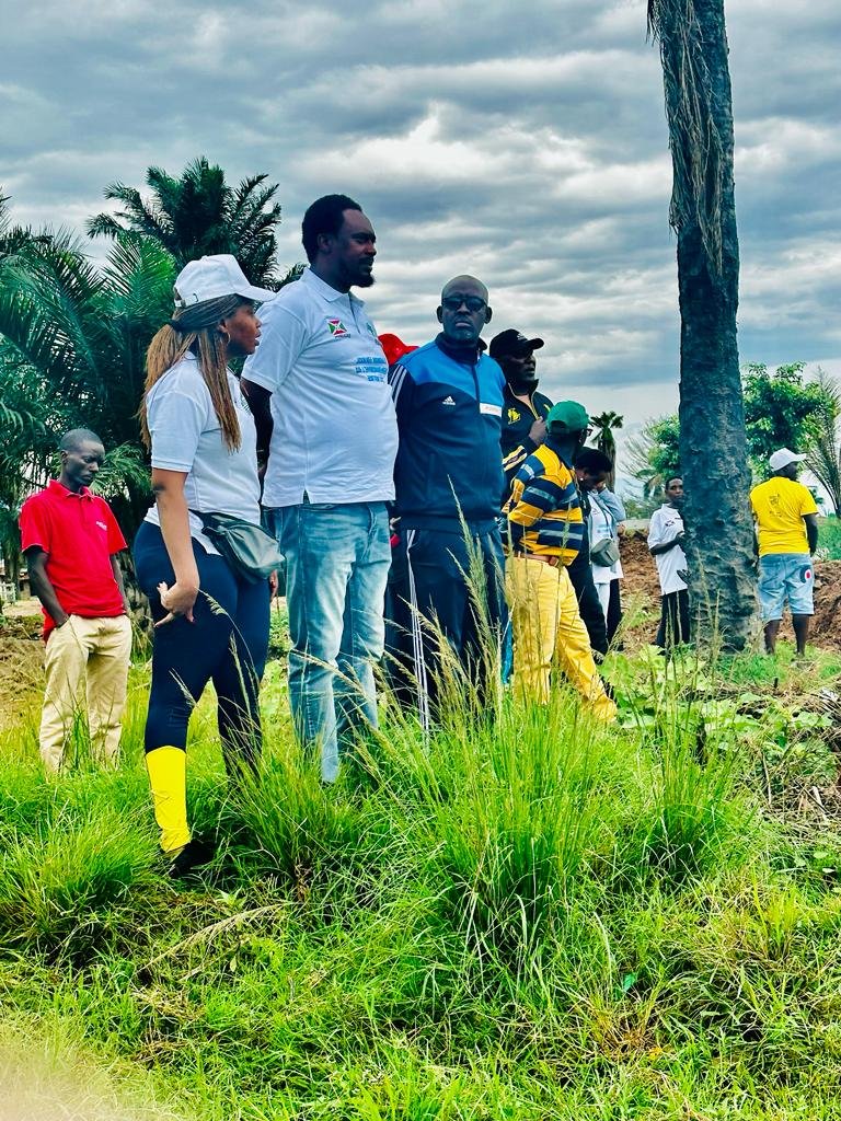 AgasakaPlastic's tweet photo. Le Ministère de l'Eau, de l'Environnement,  de l'Aménagement du Territoire et de l'Urbanisme; en collaboration avec la Société " AGASAKA PLASTIC" a effectué une visite au bord du Lac Tanganyika dans un endroit  où  se trouve autant de déchets en plastic. https://t.co/t1p6VFvH0f