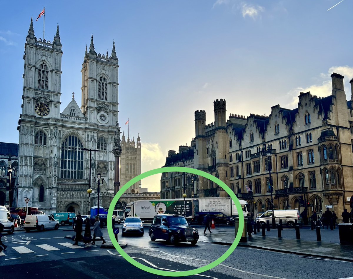 The centre of democracy resplendent ☀️ Together with another London icon: the Black Cab representing freedom of movement, equality, safety, free trade If you want cabs in ⁦@thecityofldn⁩ pls follow thread ⬇️ ⁦@TheLTDA⁩ ⁦@UnitedCabbies⁩ ⁦@londontaxi_pr⁩