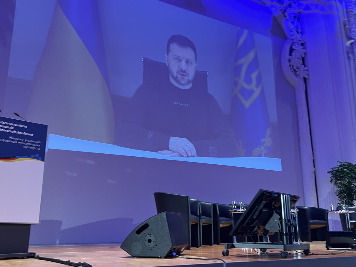 Makeiev's tweet photo. Die Beziehungen zwischen der Ukraine und Deutschland werden zu einer der verlässlichsten sicherheitspolitischen, wirtschaftlichen und sozialen Säulen Europas: @ZelenskyyUa an der 🇩🇪🇺🇦 kommunalen Partnerschaftskonferenz in Leipzig. https://t.co/aU14HicBhi