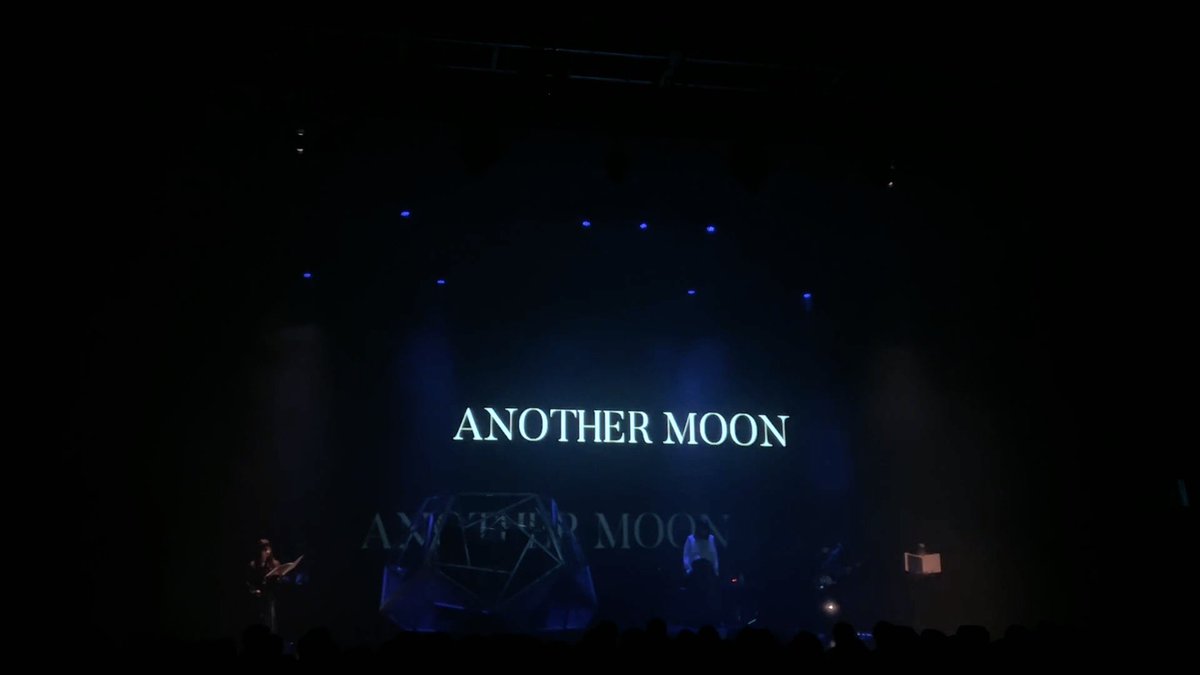 _mmiya_mm's tweet photo. こんばんは！
『ANOTHER MOON』のライブのお写真を頂いたので是非皆様にお見せしたく……！！

私の場合、ほぼ真横に偉大なるユリイ・フォートレス(仮)がございましたので、大きな存在、抜群の安心感を得ながらのナレーションでした。ありがとうございました。

#月詠み #ANOTHERMOON #アナザームーン https://t.co/4UkEKnv1aq