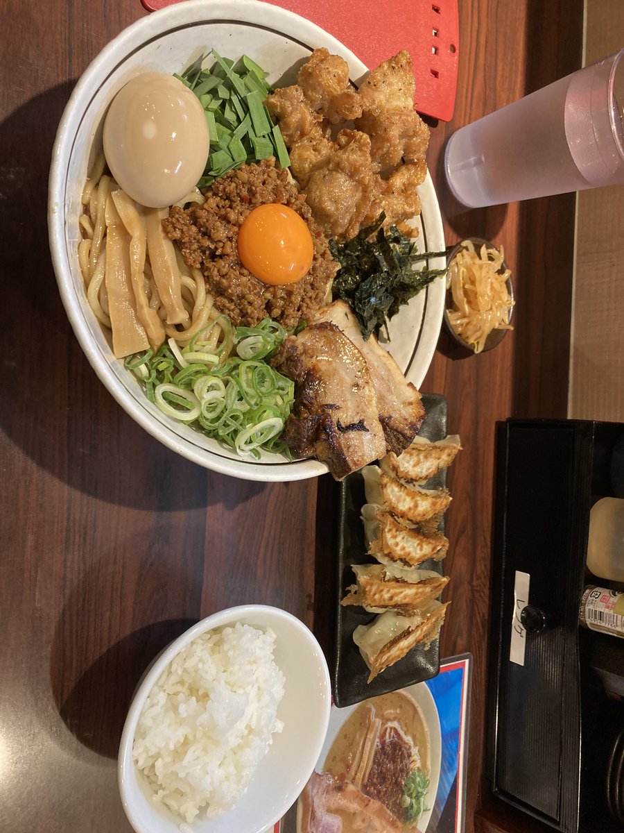 YOGAS0817's tweet photo. 大学生よ、大人は無双をこう食べるんや。 https://t.co/a7ruZSwjbW