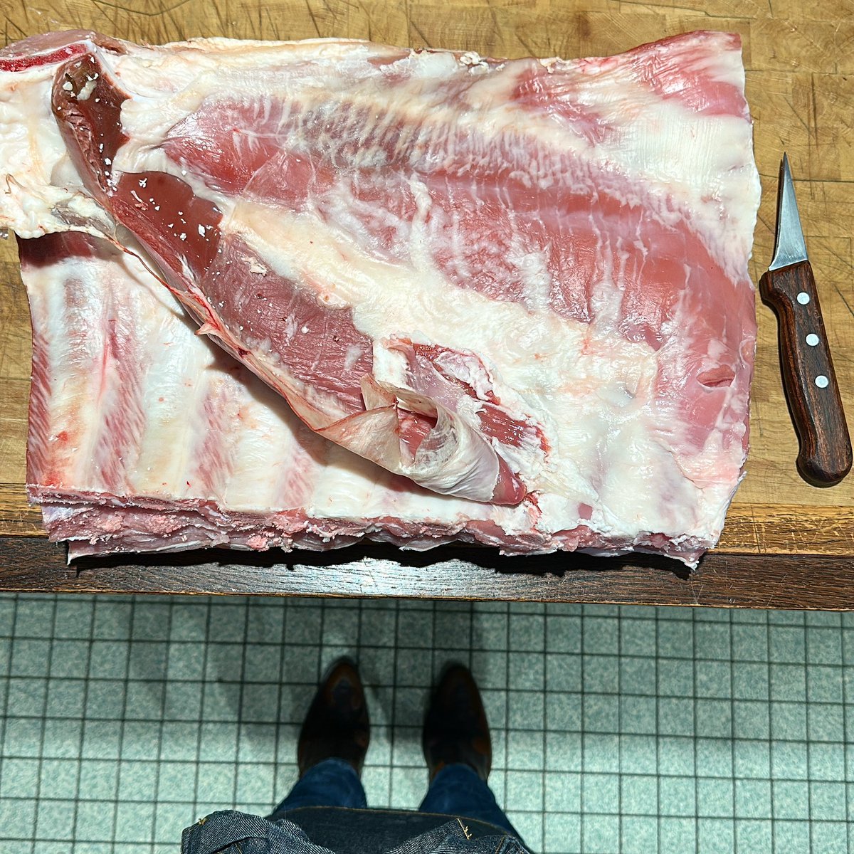Langlai73410097's tweet photo. A veauter !
Pour se régaler, et pétiller !
Un veau de France de toute beauté !
Aller hop, vous goûtez ?
#veau #france #madeinfrance #artisanat #butcher #boucherie #hampe #veal #meat #meatlover #paleo #フランス #パリ #франция #париж #savoirfaire https://t.co/7qxTK0P7e8