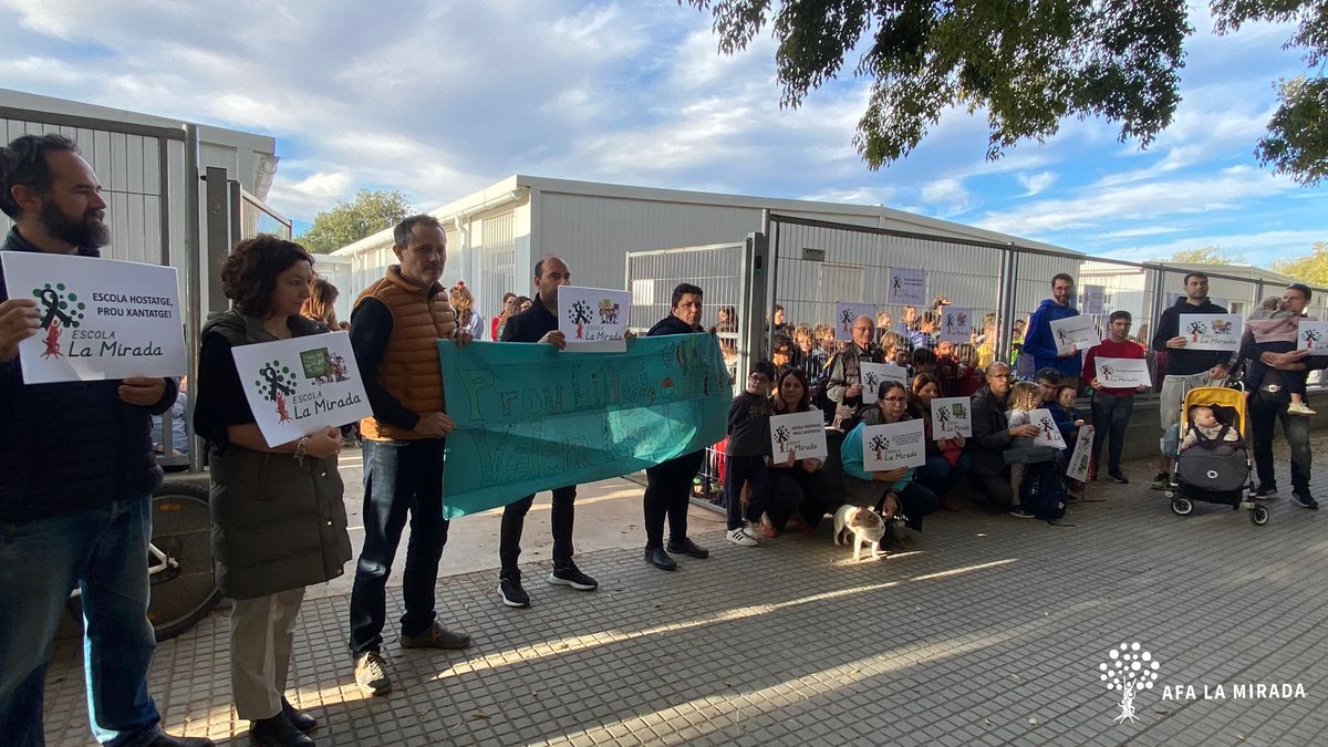 Ahir, vam commemorar 1 any des de que les mesures cautelars van parar la construcció de la nostra escola, però la nostra determinació no s'atura. Hem fet un minut de silenci a l'escola per reclamar:
𝗥𝗲𝘁𝗶𝗿𝗮𝗱𝗮 𝗱𝗲 𝗰𝗮𝘂𝘁𝗲𝗹𝗮𝗿𝘀 𝗶 𝗲𝘀𝗰𝗼𝗹𝗮 𝗷𝗮!